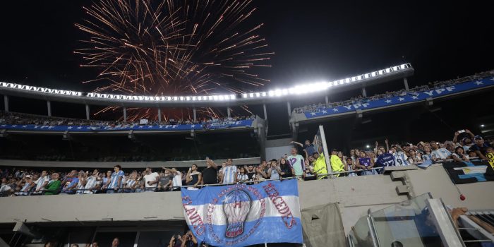 Fotografía de fuegos artificiales en un homenaje hoy, al final de un partido amistoso entre las selecciones de Argentina y Panamá en el estadio Monumental, en Buenos Aires (Argentina). EFE/Juan Ignacio Roncoroni