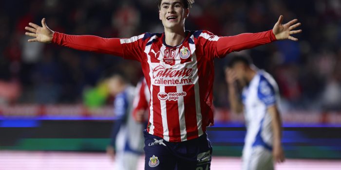 Armando González celebra este domingo el gol que ha garantizado a Guadalajara el triunfo por 0-1 en la cnacha de Pachuca en el estadio Hidalgo. EFE / David Martínez Pelcastre