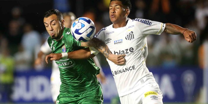 Angelo (d), del Santos de Brasil, fue registrado este jueves, 20 de abril, al disputar un balón con Roberto Cereceda, del Audax Italiano de Chile, durante un partido del grupo E de la Copa Sudamericana, en el estadio Vila Belmiro, en Santos (Brasil). EFE/Guilherme Dionizio