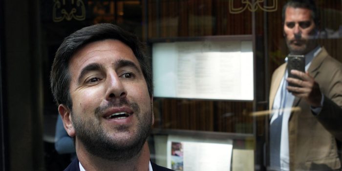 El candidato a la presidencia del Real Madrid Enrique Riquelme a su llegada al acto que ha mantenido con socios y simpatizantes del club madrileño en un hotel de Barcelona. EFE/Alejandro García