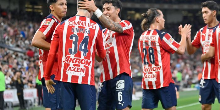 Jugadores de Guadalajara celebran este sábado la victoria por 2-3 en la cancha del Monterrey, el estadio BBVA de la ciudad de Guadalupe. EFE/Miguel Sierra