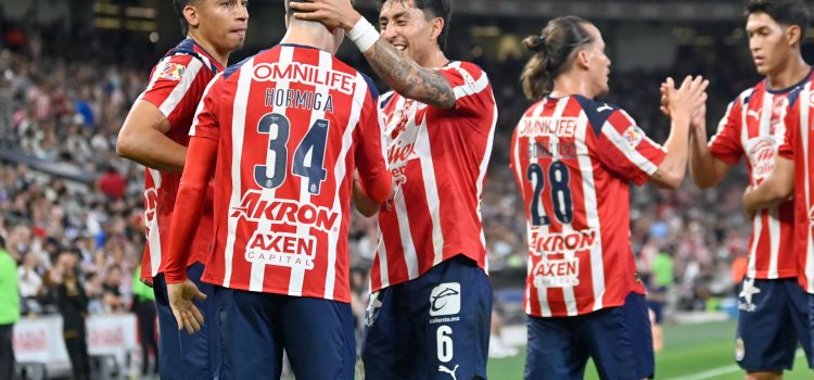 Jugadores de Guadalajara celebran este sábado la victoria por 2-3 en la cancha del Monterrey, el estadio BBVA de la ciudad de Guadalupe. EFE/Miguel Sierra