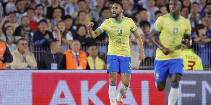 El brasileño Matheus Cunha (c) celebra un gol en partido disputado el pasado día 25. EFE/Juan Ignacio Roncoroni