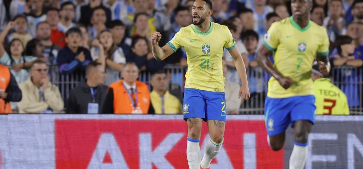 El brasileño Matheus Cunha (c) celebra un gol en partido disputado el pasado día 25. EFE/Juan Ignacio Roncoroni