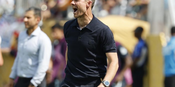 El entrenador del Real Madrid, Xabi Alonso, controla un balón este domingo, durante un partido del Mundial de Clubes entre Real Madrid y Pachuca en el estadio Bank of America de Charlotte (Estados Unidos). EFE/EPA/ERIK S. LESSER