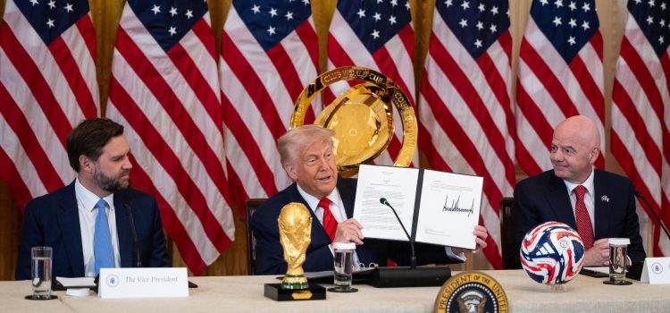 Washington (United States), 06/05/2025.- El presidente de los Estados Unidos, Donald Trump, el vicepresidente, JD Vance, y el presidente de la FIFA, Gianni Infantino, en la Casa Blanca el pasado 6 de mayo. EFE/EPA/FRANCIS CHUNG / POOL
