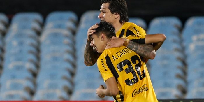 Alexis Cantero (adelante) de Guaraní festeja su gol ante Danubio hoy, durante el encuentro por Copa Sudamericana, en el Estadio Centenario en Montevideo (Uruguay). EFE/ Gastón Britos