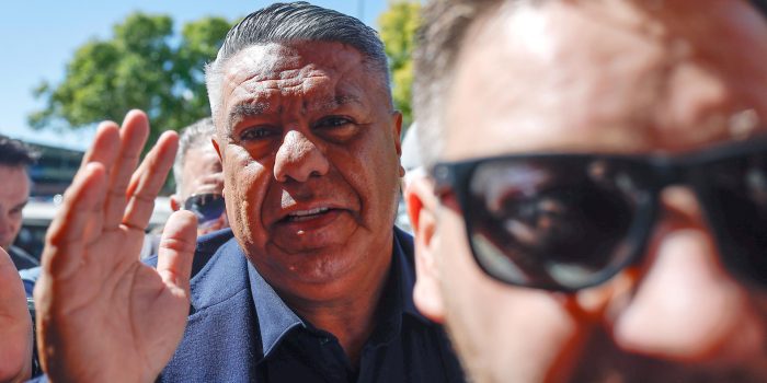 Fotografía del 12 de marzo de 2026 del presidente de la Asociación de Fútbol de Argentina (AFA), Claudio 'Chiqui' Tapia, llegando a una indagatoria en Buenos Aires (Argentina). EFE/Juan Ignacio Roncoroni