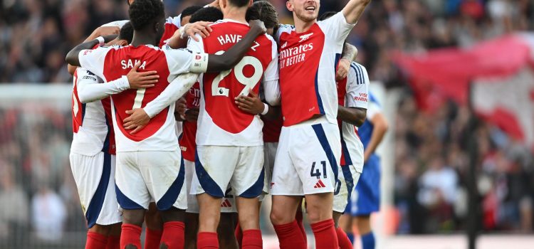 Los jugadores del Arsenal celebran el gol de Kai Havertz (C) durante el partido de la Premier League que han jugado Arsenal FC y Leicester FC, en Londres, Reino Unido. EFE/EPA/DANIEL HAMBURY