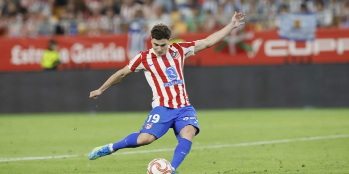 El delantero del Atlético de Madrid Julián Álvarez lanza su penalti durante la final de la Copa del Rey que enfrentó a Atlético de Madrid y Real Sociedad en el estadio de La Cartuja, en Sevilla. EFE/José Manuel Vidal