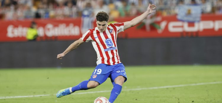 El delantero del Atlético de Madrid Julián Álvarez lanza su penalti durante la final de la Copa del Rey que enfrentó a Atlético de Madrid y Real Sociedad en el estadio de La Cartuja, en Sevilla. EFE/José Manuel Vidal