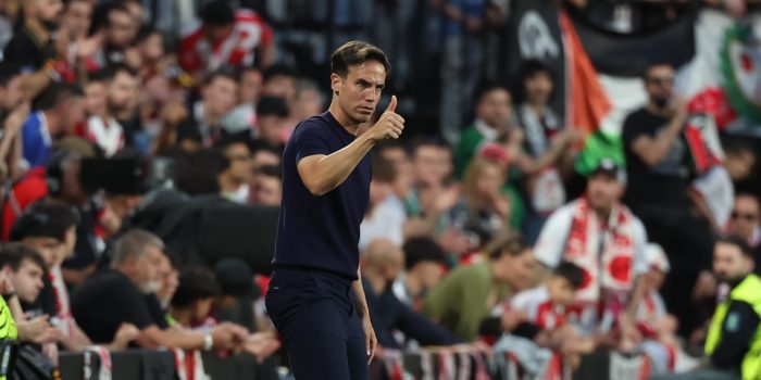 El entrenador del Rayo, Iñigo Pérez, durante el encuentro de ida de los cuartos de final de la Liga Conferencia de la UEFA, este jueves en el estadio de Vallecas, en Madrid. EFE/ Kiko Huesca