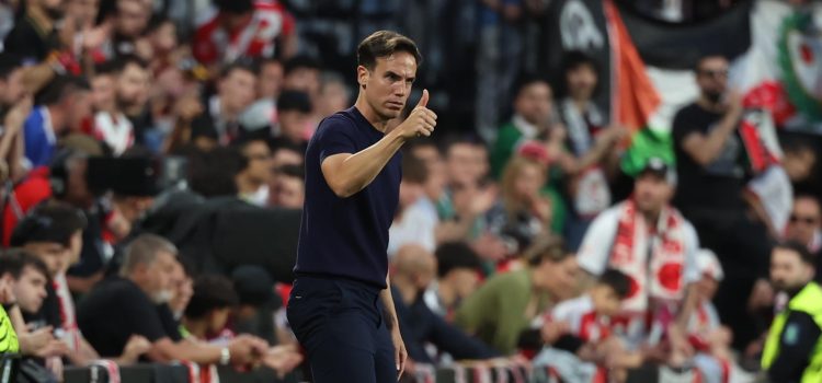 El entrenador del Rayo, Iñigo Pérez, durante el encuentro de ida de los cuartos de final de la Liga Conferencia de la UEFA, este jueves en el estadio de Vallecas, en Madrid. EFE/ Kiko Huesca