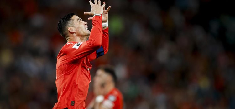 alt Portugal aplaza su clasificación; Cristiano Ronaldo, expulsado