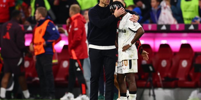 El entrenador del Leverkusen Xabi Alonso se abraza a Jeremie Frimpong durante el partido de la Bundesliga que han jugado Bayern Munich y Bayer 04 Leverkusen en Múnich, Alemania. EFE/EPA/ANNA