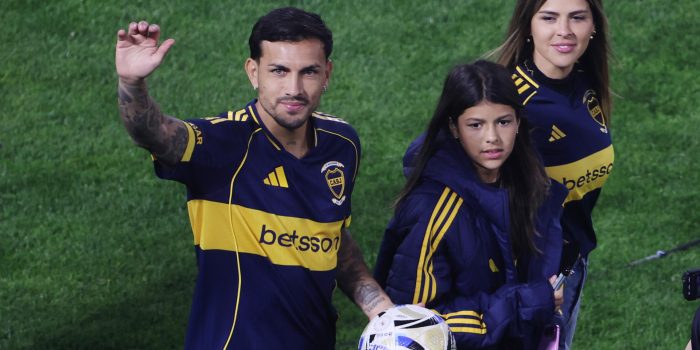 El futbolista argentino Leandro Paredes, acompañado de su familia, saluda durante su presentación como nuevo jugador de Boca Juniors. EFE/Matías Martín Campaya