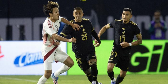 El centrocampista de Japón Takefusa Kubo (I) lucha por la posesión con el delantero de México Roberto Alvarado (C) y el centrocampista Orbelin Pineda (D) durante la segunda mitad del partido amistoso de fútbol entre Japón y México en Oakland, California. EFE/EPA/D. ROSS CAMERON
