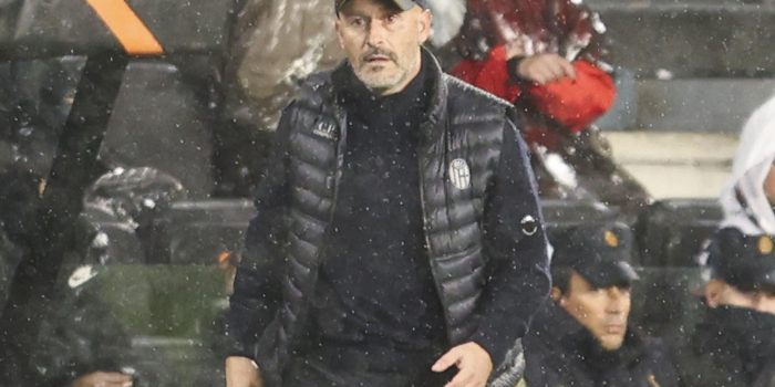 Fotografía de Salvador Sas, en la que puede verse en una imagen de archivo del 11 de diciembre de 2025 al técnico Vincenzo Italiano, entonces al frente del Bolonia, durante un partido. EFE