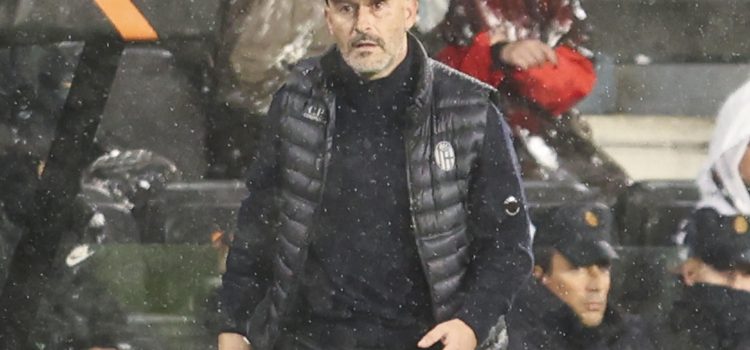 Fotografía de Salvador Sas, en la que puede verse en una imagen de archivo del 11 de diciembre de 2025 al técnico Vincenzo Italiano, entonces al frente del Bolonia, durante un partido. EFE