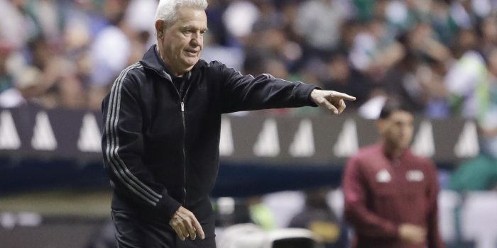 Foto tomado el 22 de mayo al seleccionador de México, Javier Aguirre, quien este domingo divulgó su lista de 26 convocados para el Mundial y de inmediato recibió críticas de la afición y de un sector de la prensa. EFE/ Hilda Ríos