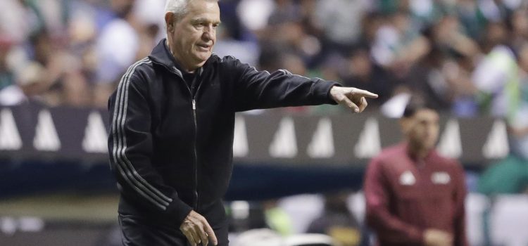 Foto tomado el 22 de mayo al seleccionador de México, Javier Aguirre, quien este domingo divulgó su lista de 26 convocados para el Mundial y de inmediato recibió críticas de la afición y de un sector de la prensa. EFE/ Hilda Ríos