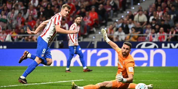 El delantero del Atlético de Madrid Alexander Sørloth (i) marca el 2-1 durante el partido de la jornada 32 de LaLiga entre Atlético de Madrid y Athletic Club Bilbao, este sábado en el estadio Riyadh Air Metropolitano de Madrid. EFE/ Fernando Villar