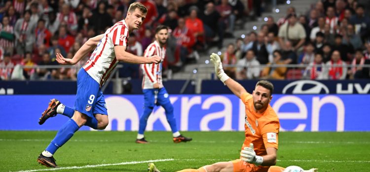 El delantero del Atlético de Madrid Alexander Sørloth (i) marca el 2-1 durante el partido de la jornada 32 de LaLiga entre Atlético de Madrid y Athletic Club Bilbao, este sábado en el estadio Riyadh Air Metropolitano de Madrid. EFE/ Fernando Villar