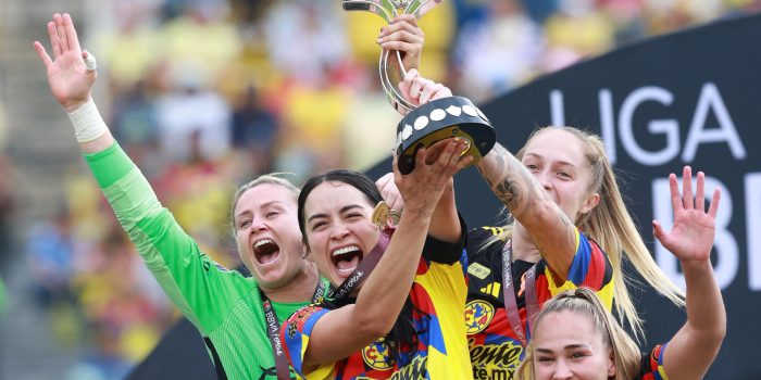 Jugadoras de América celebran con el trofeo de campeonas este domingo, al ganar la final del torneo Clausura 2026 de la Liga MX Femenil ante Monterrey, en el estadio Ciudad de los Deportes en Ciudad de México (México). EFE/ Alex Cruz