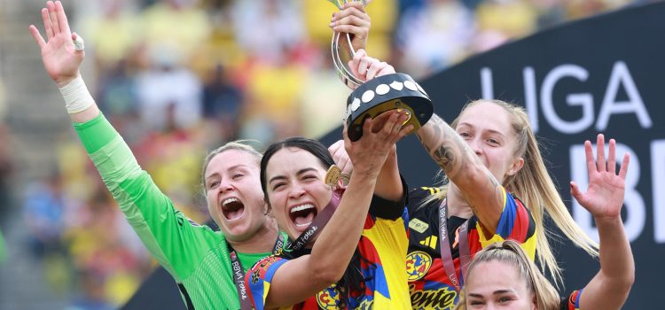 Jugadoras de América celebran con el trofeo de campeonas este domingo, al ganar la final del torneo Clausura 2026 de la Liga MX Femenil ante Monterrey, en el estadio Ciudad de los Deportes en Ciudad de México (México). EFE/ Alex Cruz