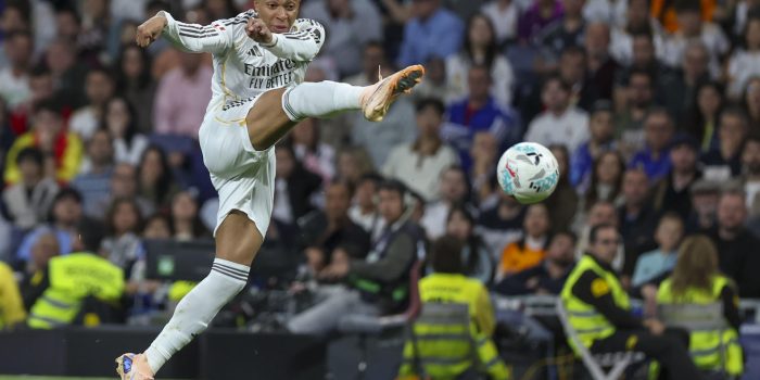 MADRID, 14/05/2026.- El delantero del Real Madrid Kylian Mbappé dispara a puerta durante el partido de la jornada 36 de LaLiga que Real Madrid y Real Oviedo disputan este jueves en el estadio Santiago Bernabéu. EFE/Kiko Huesca