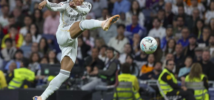 MADRID, 14/05/2026.- El delantero del Real Madrid Kylian Mbappé dispara a puerta durante el partido de la jornada 36 de LaLiga que Real Madrid y Real Oviedo disputan este jueves en el estadio Santiago Bernabéu. EFE/Kiko Huesca