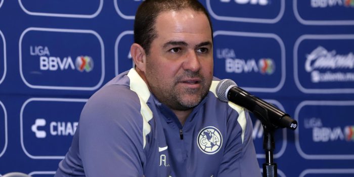 El entrenador de América, Andre Jardine, habla durante una rueda de prensa en Puebla (México). Fotografía de archivo. EFE/ Hilda Ríos