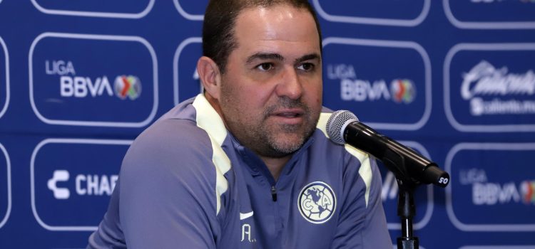 El entrenador de América, Andre Jardine, habla durante una rueda de prensa en Puebla (México). Fotografía de archivo. EFE/ Hilda Ríos
