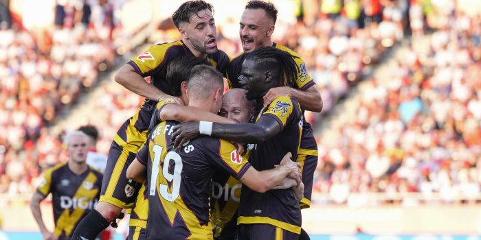 El centrocampista del Rayo Isi Palazón (c) celebra junto a sus compañeros tras anotar el tercer gol del equipo durante el partido de la primera jornada de LaLiga que Girona CF y Rayo Vallecano disputan este viernes en el estadio Municipal de Montilivi. EFE/Siu Wu
