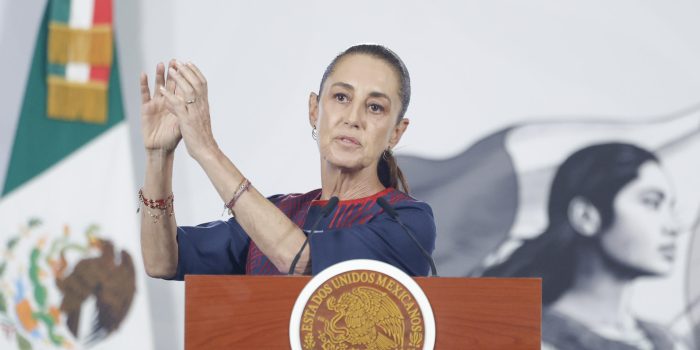 La presidenta de México, Claudia Sheinbaum, habla durante una rueda de prensa este lunes, en el Palacio Nacional de la Ciudad de México (México). EFE/ Sáshenka Gutiérrez