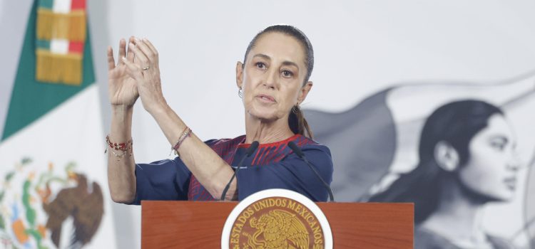 La presidenta de México, Claudia Sheinbaum, habla durante una rueda de prensa este lunes, en el Palacio Nacional de la Ciudad de México (México). EFE/ Sáshenka Gutiérrez