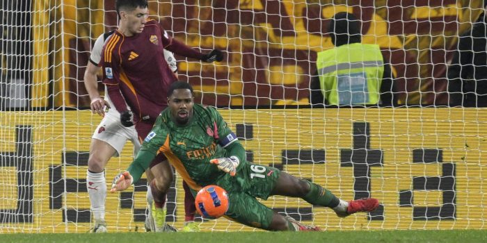 El portero del Milan Mike Maignan (d) ante Matias Soule' (I), del Roma, durante el partido de la Serie A que han jugado AS Roma y AC Milan en el Olimpico stadium de Roma, Italia. EFE/EPA/Riccardo Antimiani