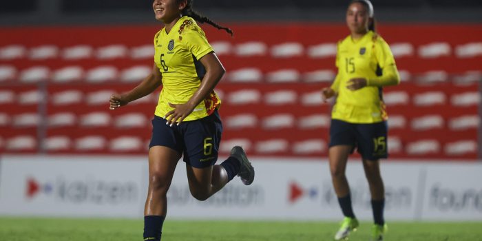 Scarlet Garaicoa (i), de Ecuador, celebra un gol este lunes en un partido del Sudamericano Femenino Sub-20 ante Bolivia en el estadio Emiliano Ghezzi en Asunción (Paraguay). EFE/ Juan Pablo Pino