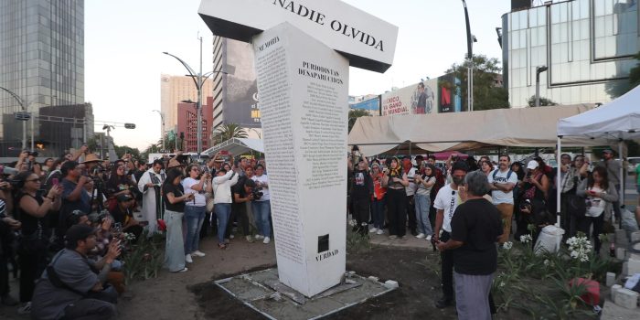 Familiares y amigos de comunicadores asesinados y desaparecidos develan un antimonumento este sábado, en Ciudad de México (México). EFE/ Madla Hartz