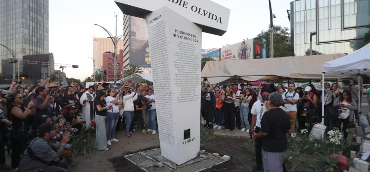Familiares y amigos de comunicadores asesinados y desaparecidos develan un antimonumento este sábado, en Ciudad de México (México). EFE/ Madla Hartz