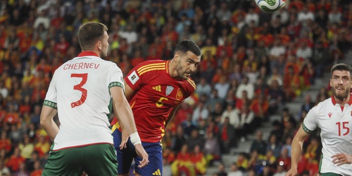 Mikel Merino (c), en el momento de rematar para marcar gol ante Bulgaria. EFE/R. García