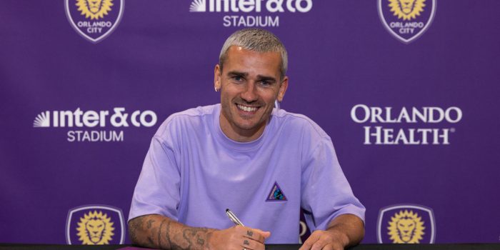 Fotografía cedida por el Orlando City SC con la firma del contrato de Griezmann con el club estadounidense. EFE/Mark Thor/Orlando City SC.