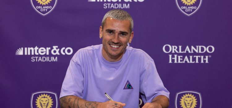 Fotografía cedida por el Orlando City SC con la firma del contrato de Griezmann con el club estadounidense. EFE/Mark Thor/Orlando City SC.