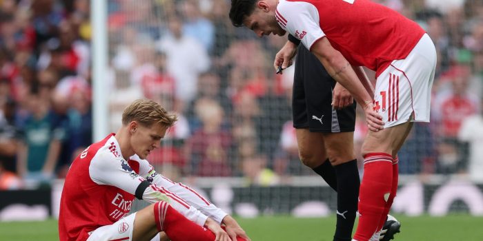 El capitán del Arsenal Martin Odegaard (L) se lesiona ante el Leeds United en el Emirates Stadium, en Londres, Reino Unido. EFE/EPA/ANDY RAIN