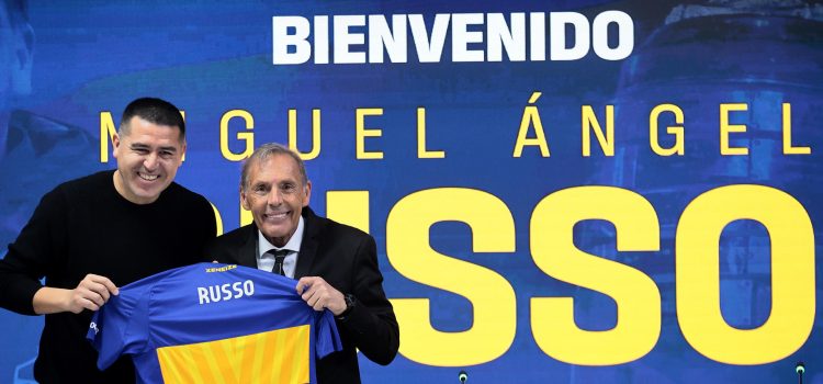 El presidente de Boca Juniors, Juan Román Riquelme (i), posa junto al entrenador Miguel Ángel Russo. EFE/ Adán González