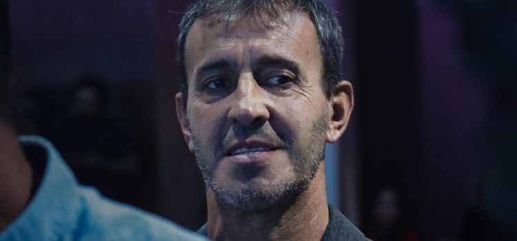 Imagen de archivo del seleccionador de Venezuela, el argentino Fernando 'Bocha' Batista, quien no podrá dirigir a sus jugadores en el último partido de la fase de grupos de la Copa América de Estados Unidos frente a Jamica en Austin (Texas) por una sanción de la Conmebol. En su lugar trabajará su ayudante Leandro Cufré. EFE/ Rubén Peña