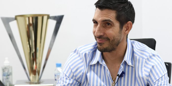 Fotografía del 11 de marzo de 2026 que muestra al exfutbolista Jaime Penedo hablando en entrevista con EFE en Ciudad de Panamá (Panamá). EFE/Carlos Lemos