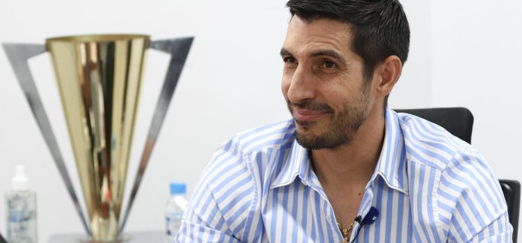 Fotografía del 11 de marzo de 2026 que muestra al exfutbolista Jaime Penedo hablando en entrevista con EFE en Ciudad de Panamá (Panamá). EFE/Carlos Lemos