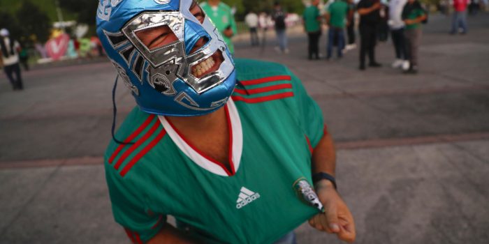 Un aficionado de la selección mexicana de fútbol anima previo a un partido amistoso en el Estadio Akron, en Guadalajara (México). Imagen de archivo. EFE/ Francisco Guasco