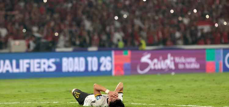 El jugador de China, Wang Yudong, se lamenta tras perder ante Indonesia este jueves 5. EFE/EPA/ADI WEDA